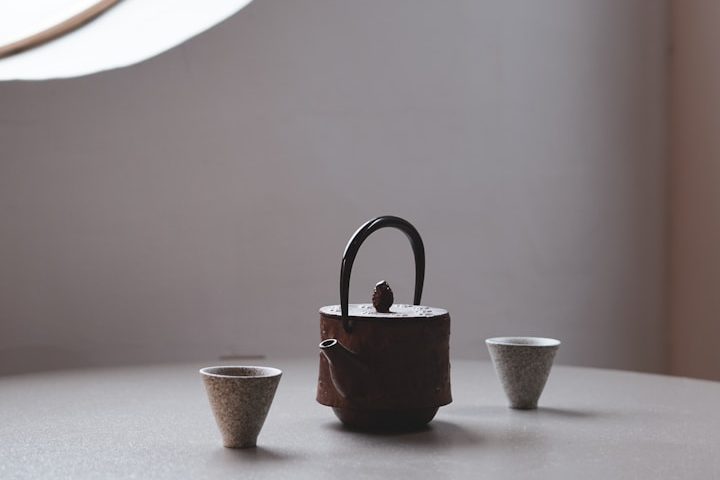 Sakè versato in tazzine bianche